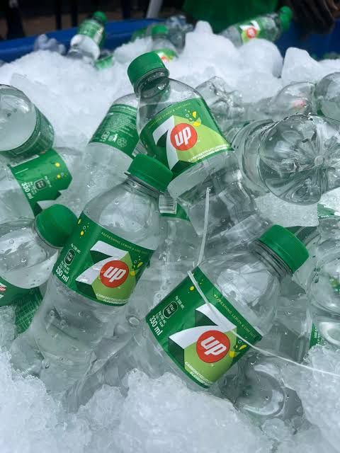 Seven-Up teaser campaign with yellow-capped bottles